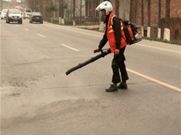 道路路面瀝青貼縫帶施工裂縫吹掃