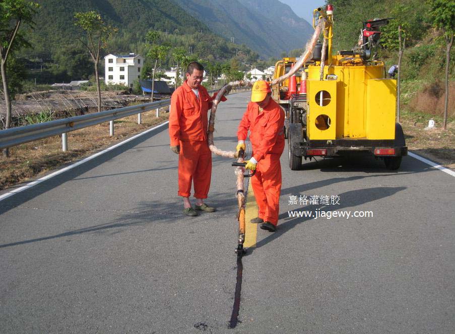 道路路面裂縫修補(bǔ)材料灌縫膠施工