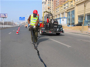 對嘉格道路灌縫膠售后服務(wù)人員的印象,高工就是他們的縮影