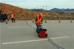 水泥混凝土道路路面的伸縮縫需要灌縫什么樣的瀝青材料呢？