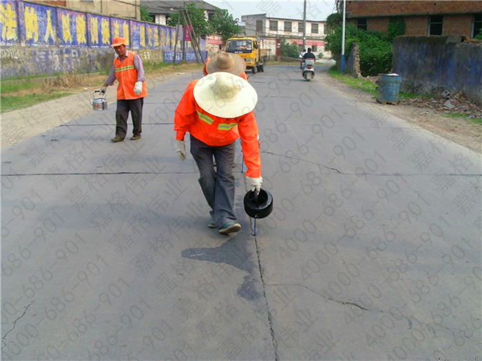 嘉格道路密封膠售后服務人員用汗水換來的贊譽