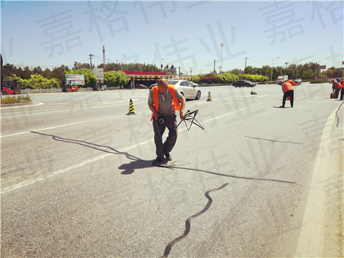 嘉格道路貼縫帶粘貼技術(shù)被稱為神奇的道路養(yǎng)護技術(shù)