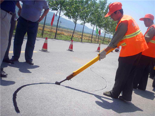 淺談如何選擇瀝青道路灌縫膠